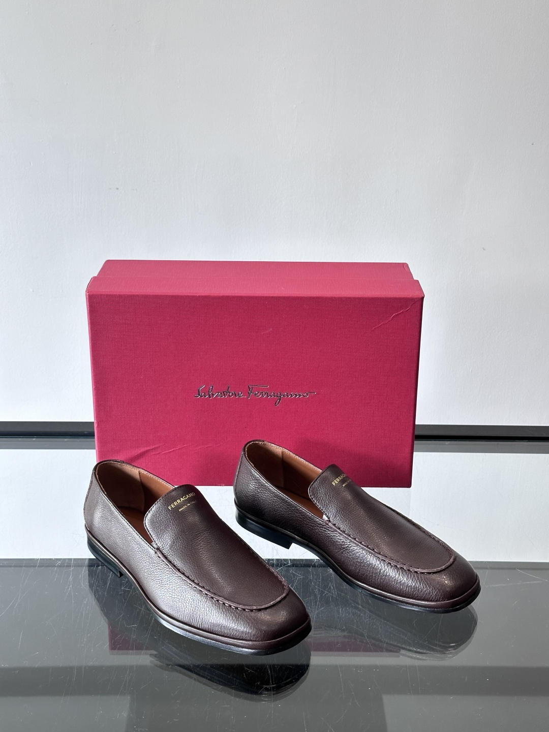 F菲拉格慕乐福鞋这款乐福鞋选用优质皮革，鞋面细腻耐用，内里柔软舒适，长时间穿也很OK！真皮大底。走路更安