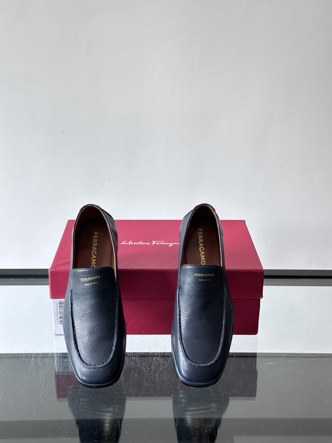 F菲拉格慕乐福鞋这款乐福鞋选用优质皮革，鞋面细腻耐用，内里柔软舒适，长时间穿也很OK！真皮大底。走路更安