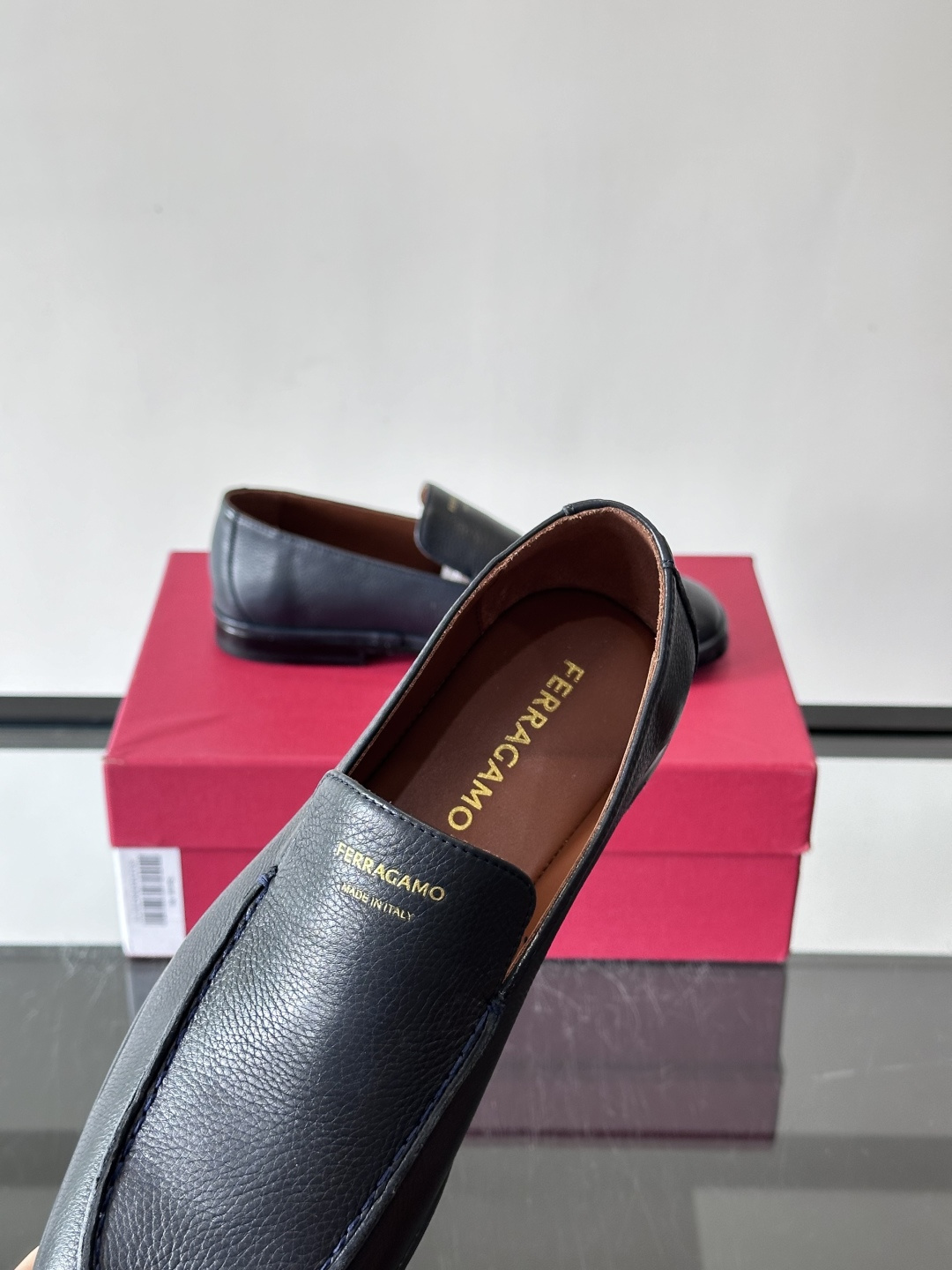 F菲拉格慕乐福鞋这款乐福鞋选用优质皮革，鞋面细腻耐用，内里柔软舒适，长时间穿也很OK！真皮大底。走路更安