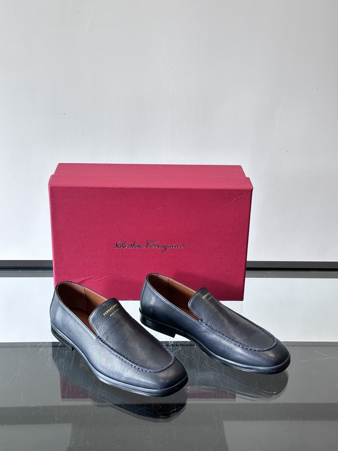 F菲拉格慕乐福鞋这款乐福鞋选用优质皮革，鞋面细腻耐用，内里柔软舒适，长时间穿也很OK！真皮大底。走路更安