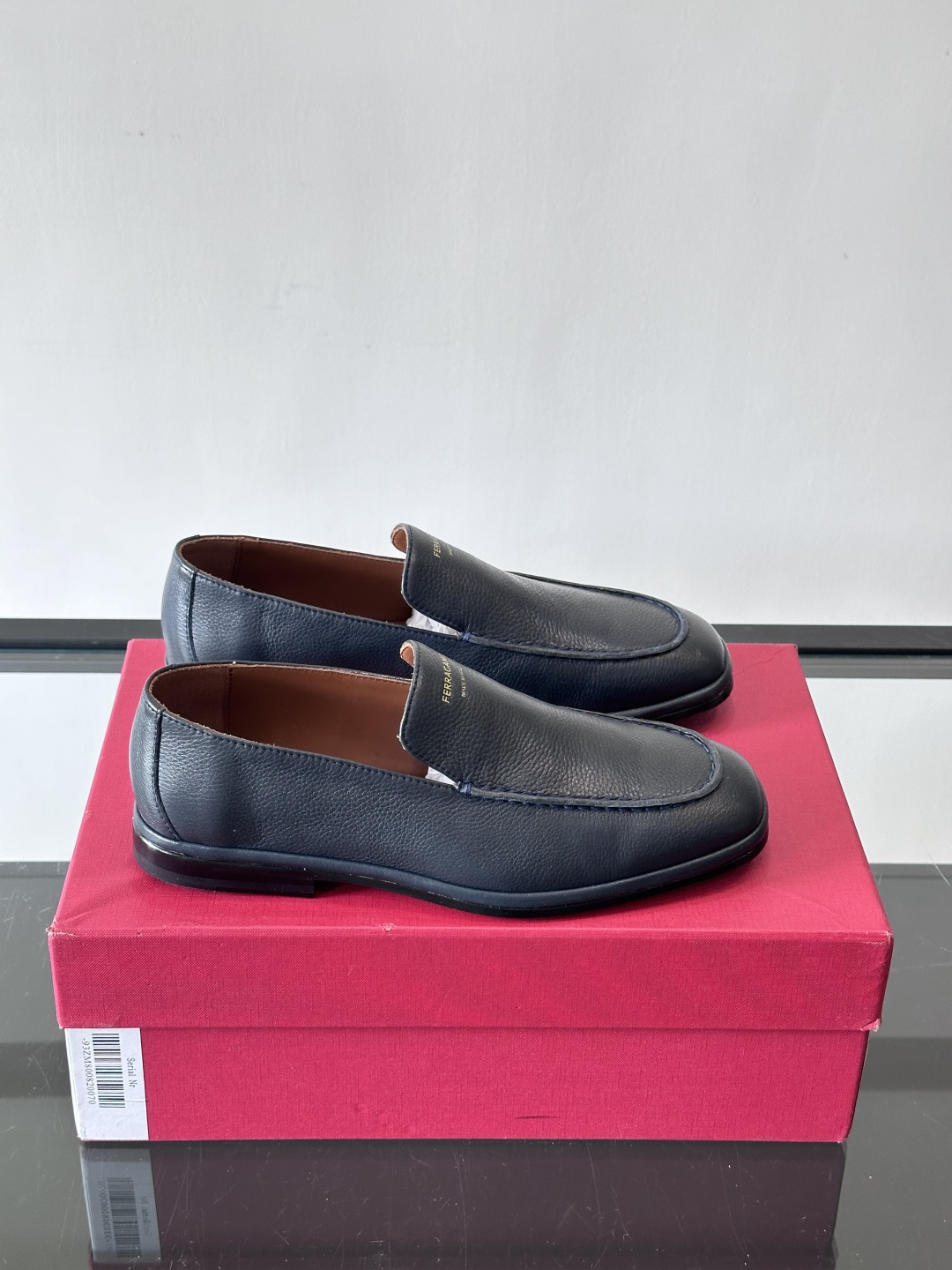 NO:620562,F Ferragamo loafers. These loafers are made of high-quality leather. The uppers are delicate and durable, and the lining is soft and comfortable. They are OK to wear for a long time!  Genuine leather outsole. Walking with more peace of mind. Simple design + exquisite details, low-key and texture, easy to handle for business and leisure. Paired with a red gift box, it is very suitable for gift giving and personal use, showing the brand's classic style!  , size39-44 (customized at 38.45), Ferragamo leather shoes, ferragamo, loafers, Leather soles19860909F菲拉格慕乐福鞋这款乐福鞋选用优质皮革,鞋面细腻耐用,内里柔软舒适,长时间穿也很OK！真皮大底.走路更安心.简约设计+精致细节,低调又有质感,商务休闲都能轻松驾驭.搭配红色礼盒,送礼自用都超合适,尽显品牌经典风格！ ,size39-44（38.45定做）,菲拉格慕 皮鞋,ferragamo,loafers,Leather soles,Men's shoes