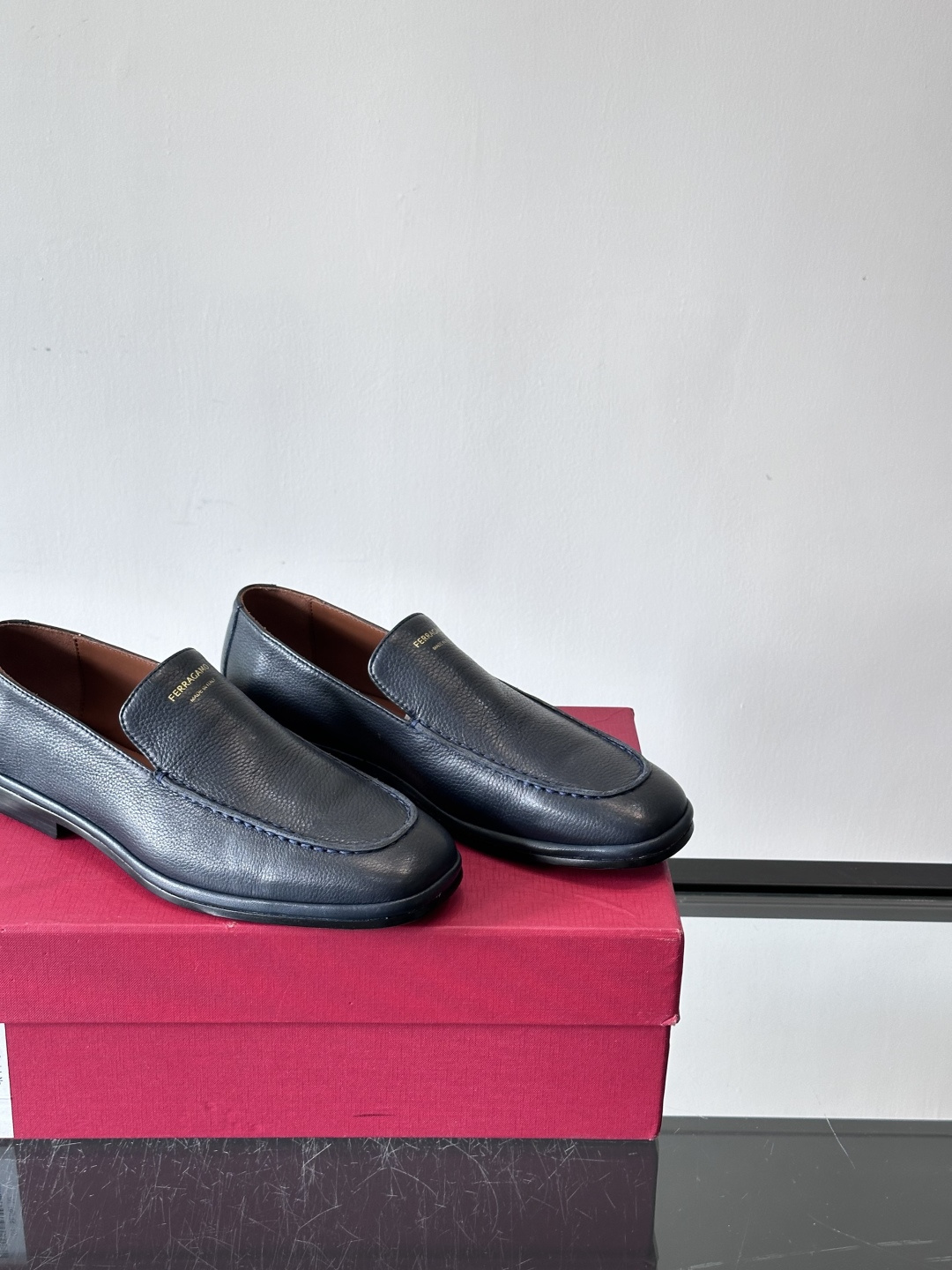 F菲拉格慕乐福鞋这款乐福鞋选用优质皮革，鞋面细腻耐用，内里柔软舒适，长时间穿也很OK！真皮大底。走路更安