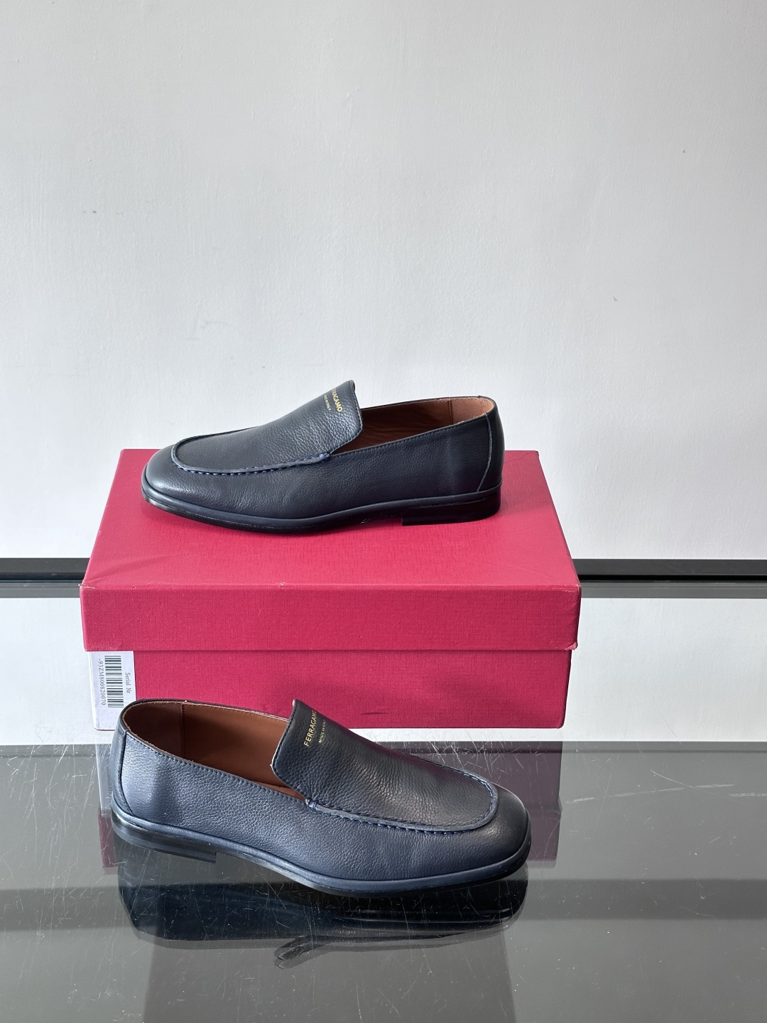 F菲拉格慕乐福鞋这款乐福鞋选用优质皮革，鞋面细腻耐用，内里柔软舒适，长时间穿也很OK！真皮大底。走路更安