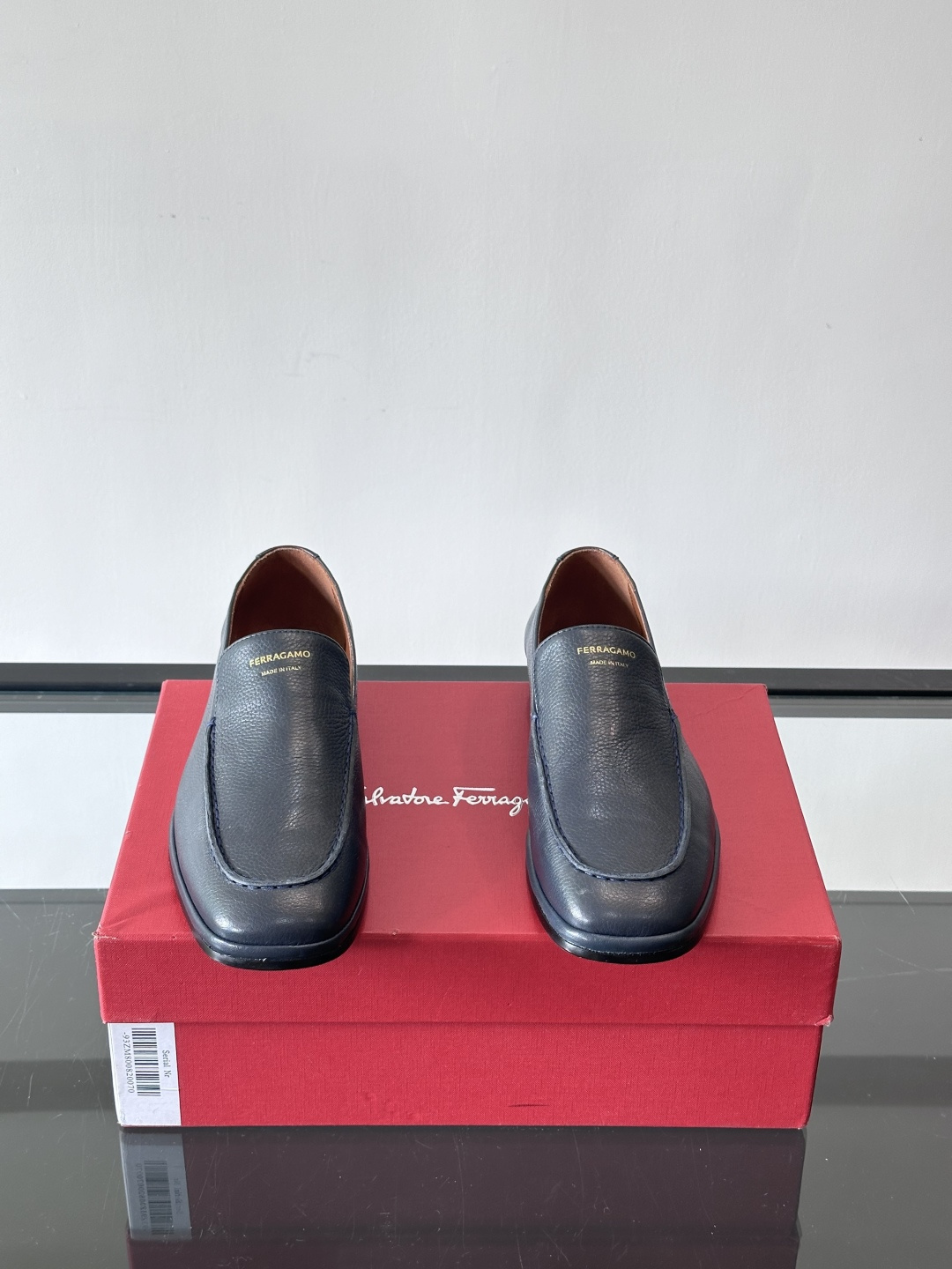 F菲拉格慕乐福鞋这款乐福鞋选用优质皮革，鞋面细腻耐用，内里柔软舒适，长时间穿也很OK！真皮大底。走路更安