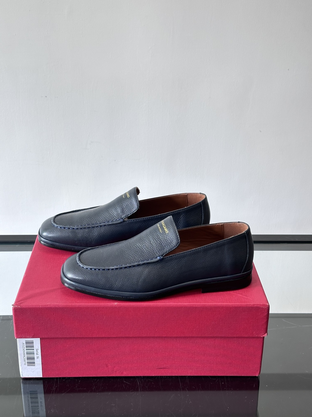 F菲拉格慕乐福鞋这款乐福鞋选用优质皮革，鞋面细腻耐用，内里柔软舒适，长时间穿也很OK！真皮大底。走路更安