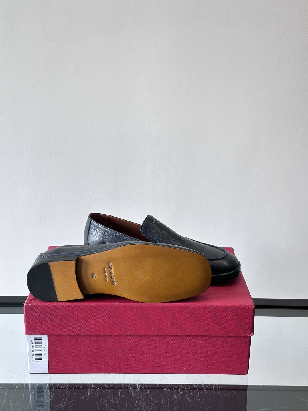 F菲拉格慕乐福鞋这款乐福鞋选用优质皮革，鞋面细腻耐用，内里柔软舒适，长时间穿也很OK！真皮大底。走路更安