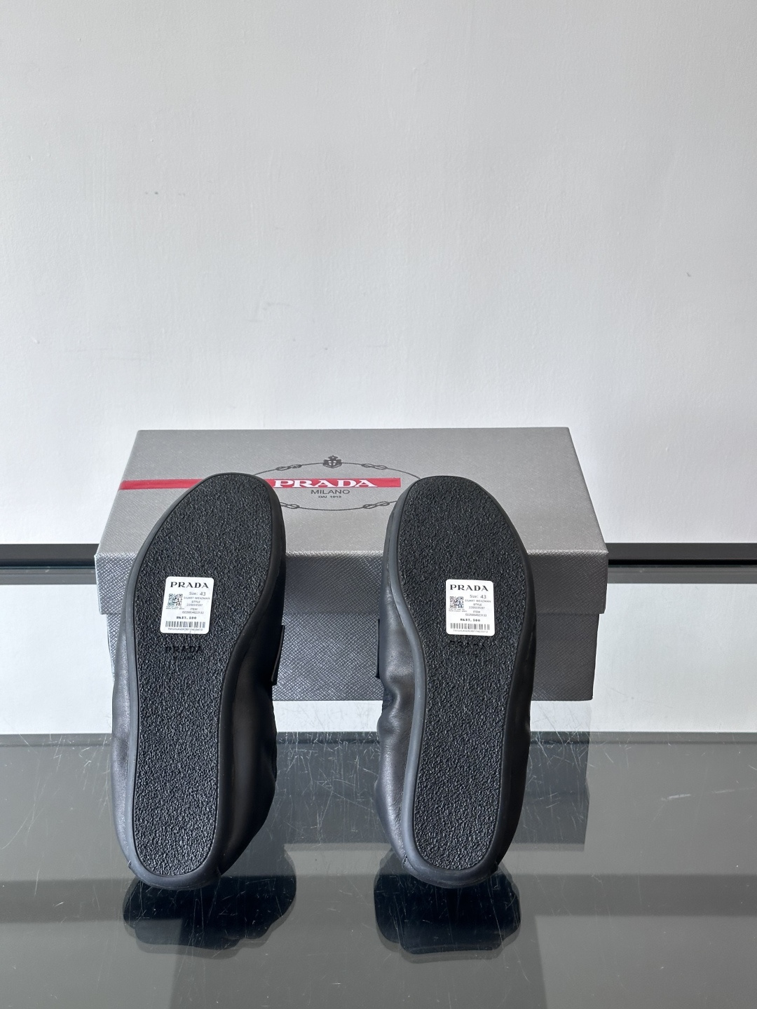 PRADA这款褶皱乐福鞋采用小牛皮，鞋面自然褶皱设计，简约又有艺术感。经典乐福鞋型+弹性鞋口，穿脱超方便