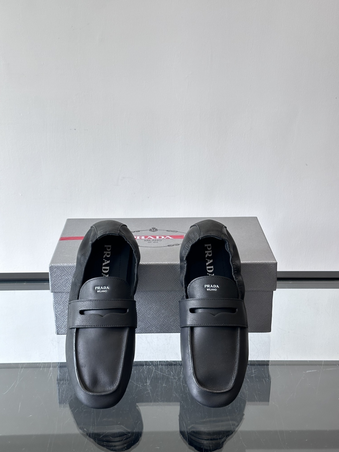 PRADA这款褶皱乐福鞋采用小牛皮，鞋面自然褶皱设计，简约又有艺术感。经典乐福鞋型+弹性鞋口，穿脱超方便