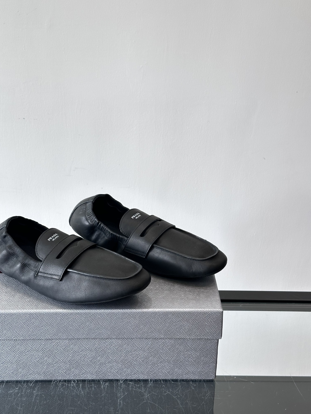 PRADA这款褶皱乐福鞋采用小牛皮，鞋面自然褶皱设计，简约又有艺术感。经典乐福鞋型+弹性鞋口，穿脱超方便