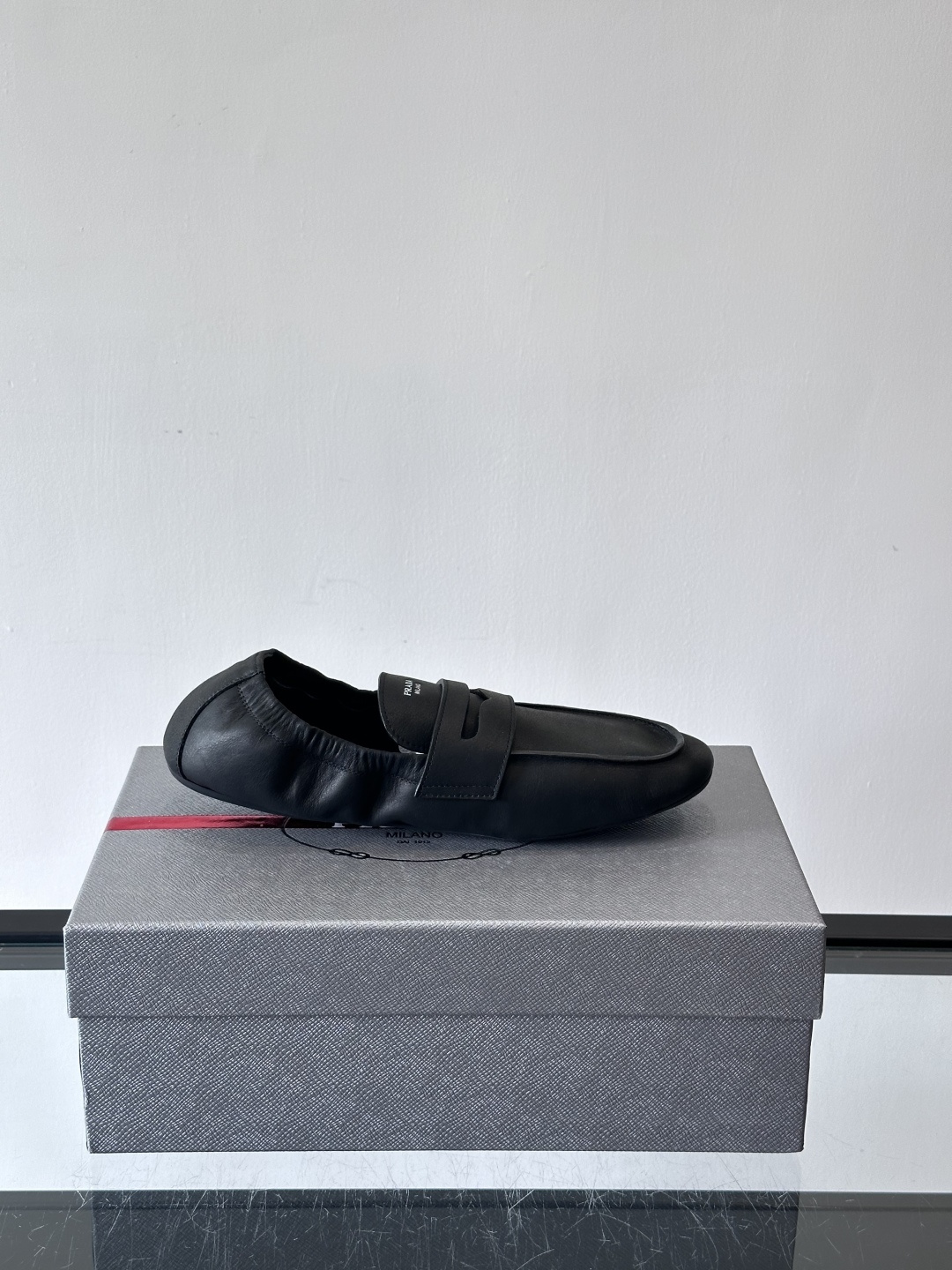 PRADA这款褶皱乐福鞋采用小牛皮，鞋面自然褶皱设计，简约又有艺术感。经典乐福鞋型+弹性鞋口，穿脱超方便