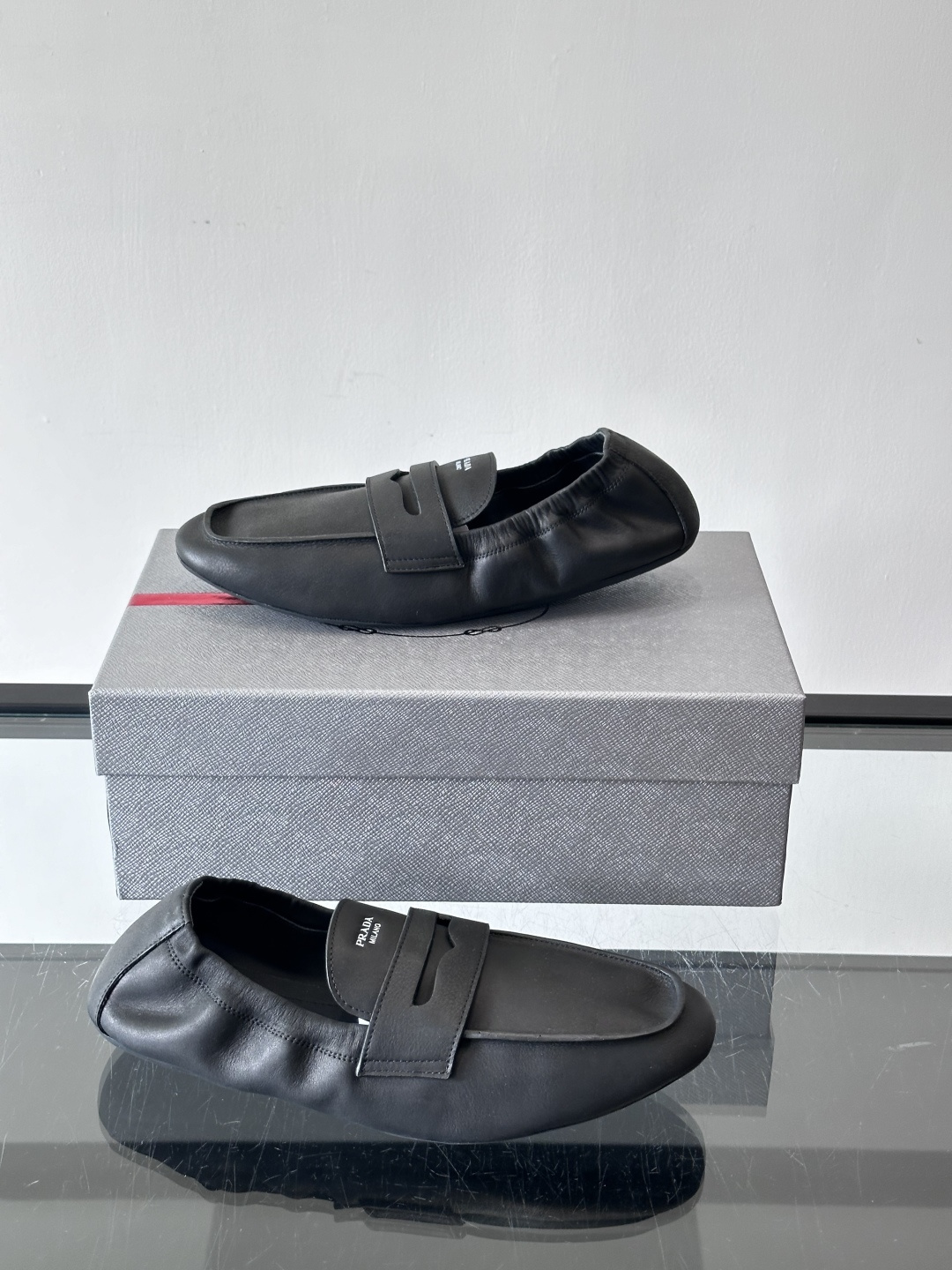 PRADA这款褶皱乐福鞋采用小牛皮，鞋面自然褶皱设计，简约又有艺术感。经典乐福鞋型+弹性鞋口，穿脱超方便