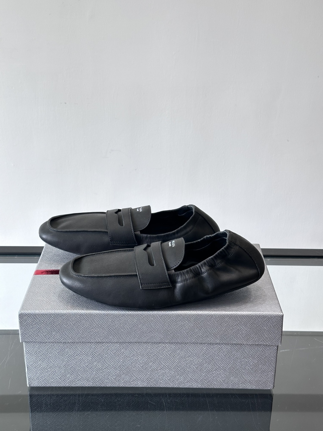 PRADA这款褶皱乐福鞋采用小牛皮，鞋面自然褶皱设计，简约又有艺术感。经典乐福鞋型+弹性鞋口，穿脱超方便