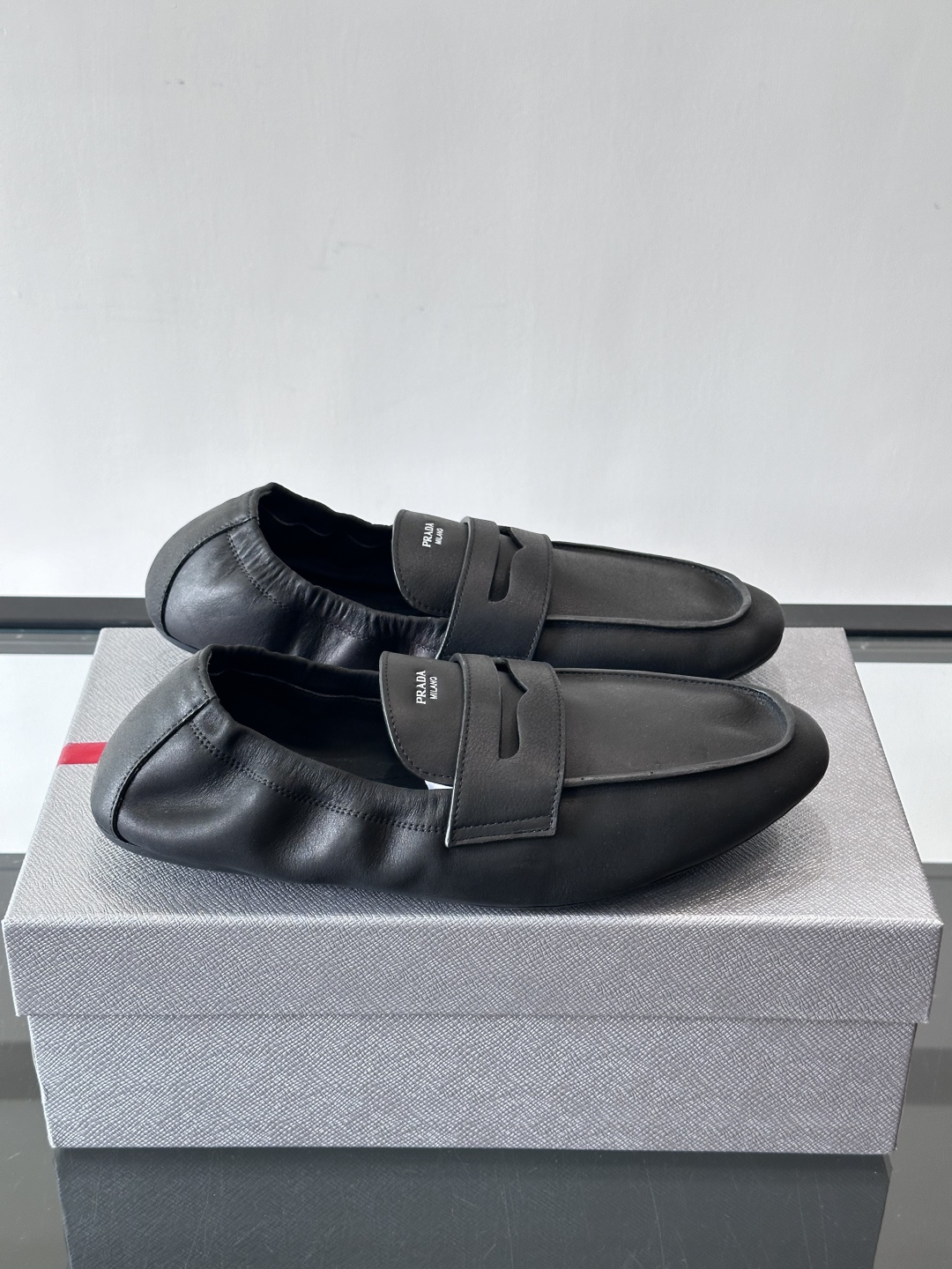 PRADA这款褶皱乐福鞋采用小牛皮，鞋面自然褶皱设计，简约又有艺术感。经典乐福鞋型+弹性鞋口，穿脱超方便