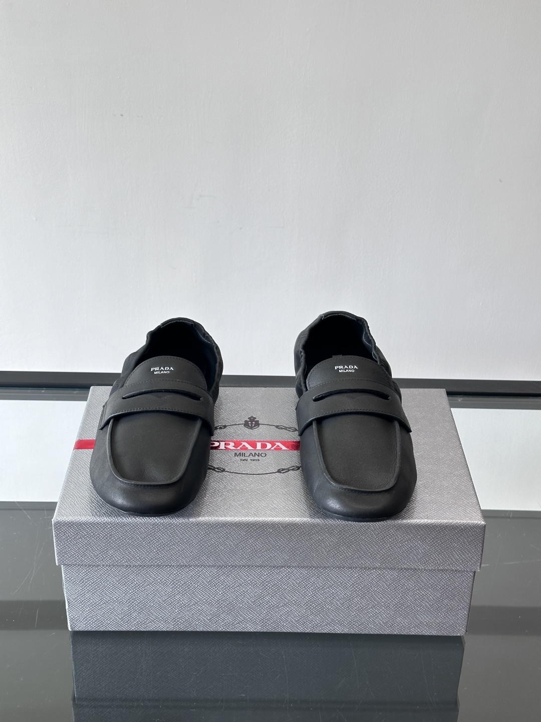 PRADA这款褶皱乐福鞋采用小牛皮，鞋面自然褶皱设计，简约又有艺术感。经典乐福鞋型+弹性鞋口，穿脱超方便