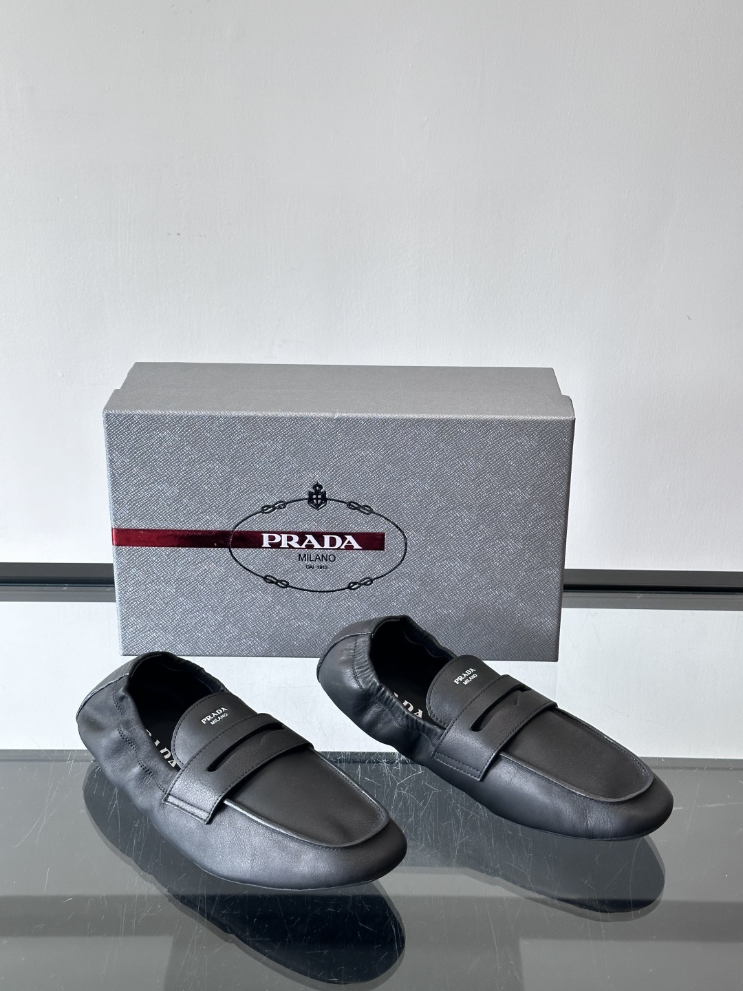 PRADA这款褶皱乐福鞋采用小牛皮，鞋面自然褶皱设计，简约又有艺术感。经典乐福鞋型+弹性鞋口，穿脱超方便