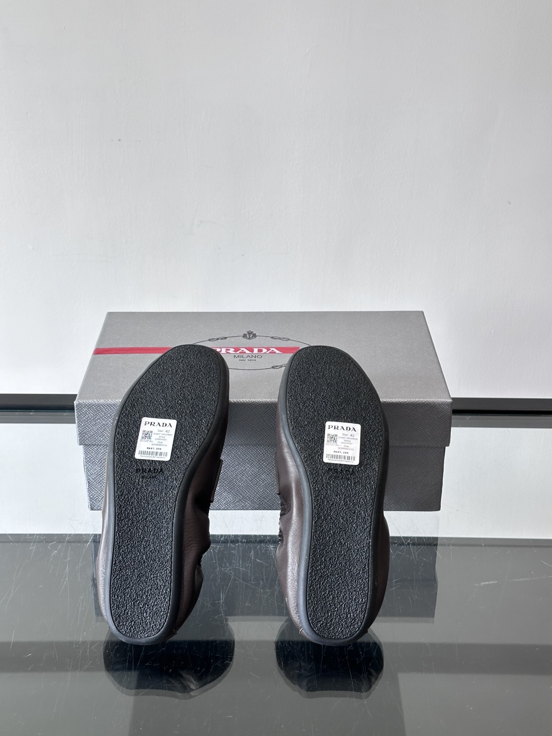 PRADA这款褶皱乐福鞋采用小牛皮，鞋面自然褶皱设计，简约又有艺术感。经典乐福鞋型+弹性鞋口，穿脱超方便