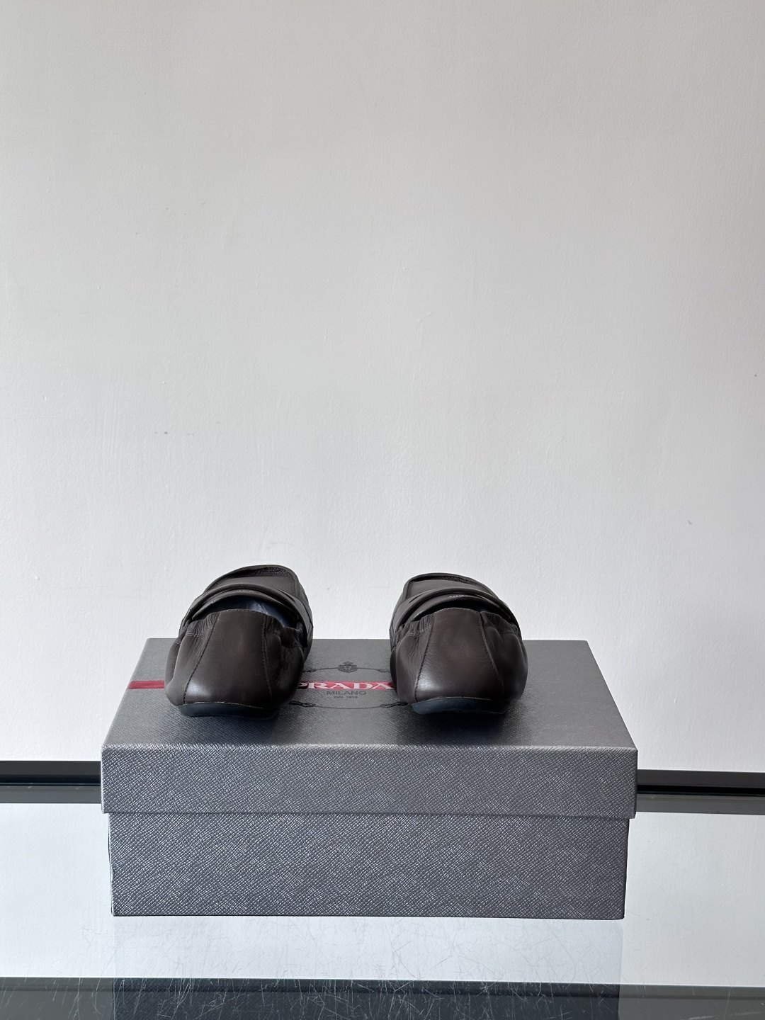 PRADA这款褶皱乐福鞋采用小牛皮，鞋面自然褶皱设计，简约又有艺术感。经典乐福鞋型+弹性鞋口，穿脱超方便