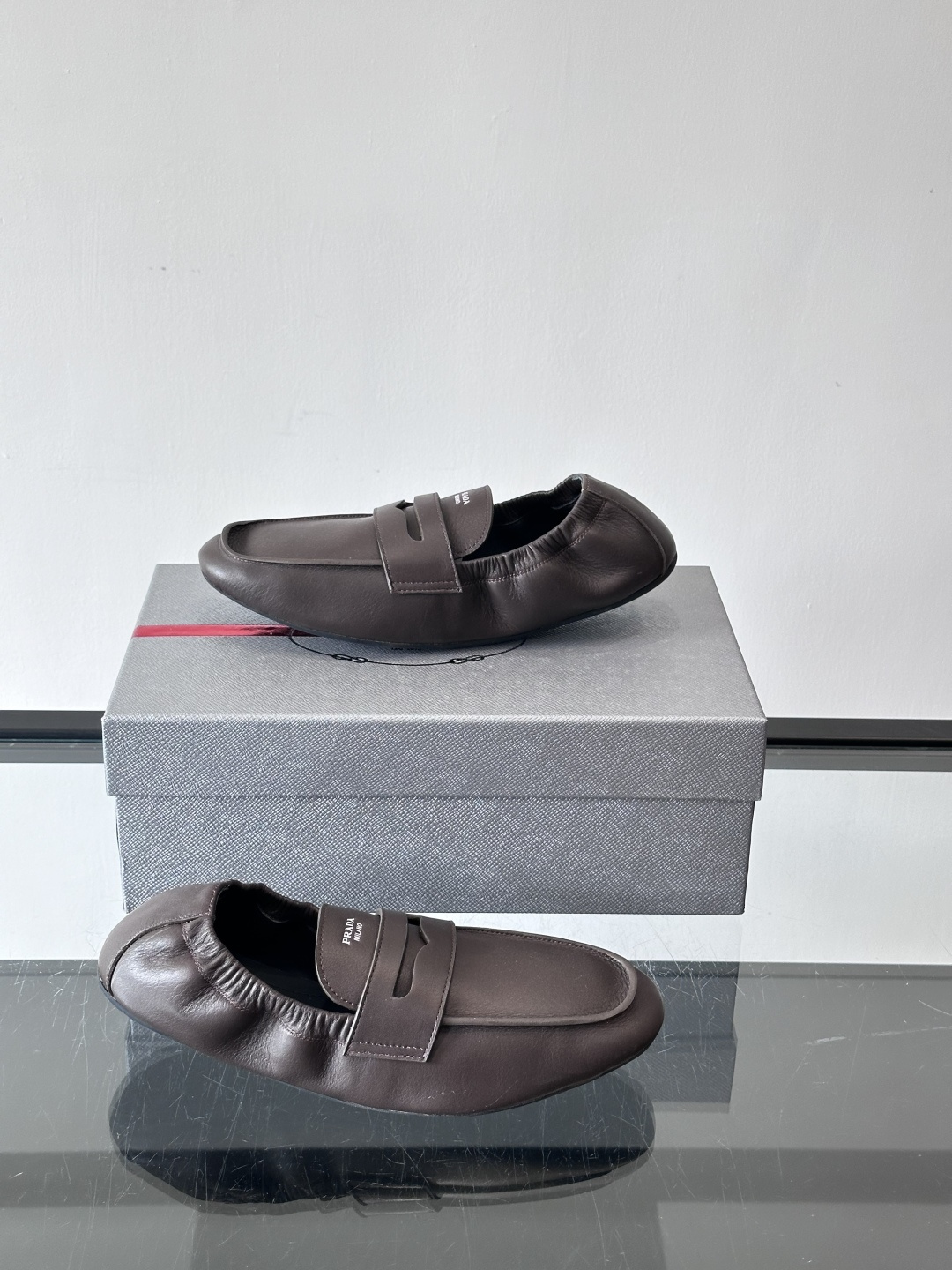 PRADA这款褶皱乐福鞋采用小牛皮，鞋面自然褶皱设计，简约又有艺术感。经典乐福鞋型+弹性鞋口，穿脱超方便