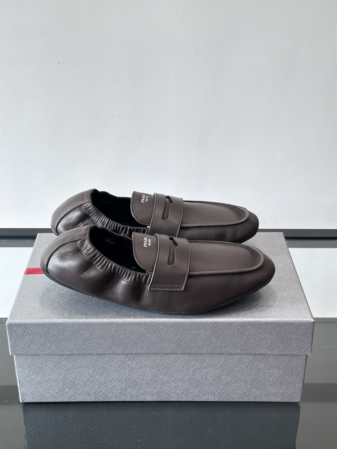 PRADA这款褶皱乐福鞋采用小牛皮，鞋面自然褶皱设计，简约又有艺术感。经典乐福鞋型+弹性鞋口，穿脱超方便