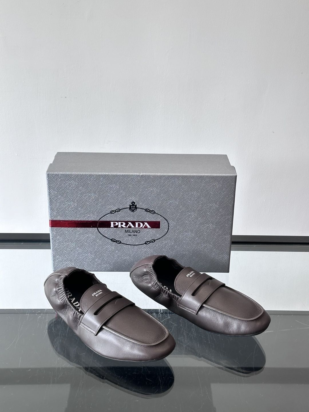 PRADA这款褶皱乐福鞋采用小牛皮，鞋面自然褶皱设计，简约又有艺术感。经典乐福鞋型+弹性鞋口，穿脱超方便