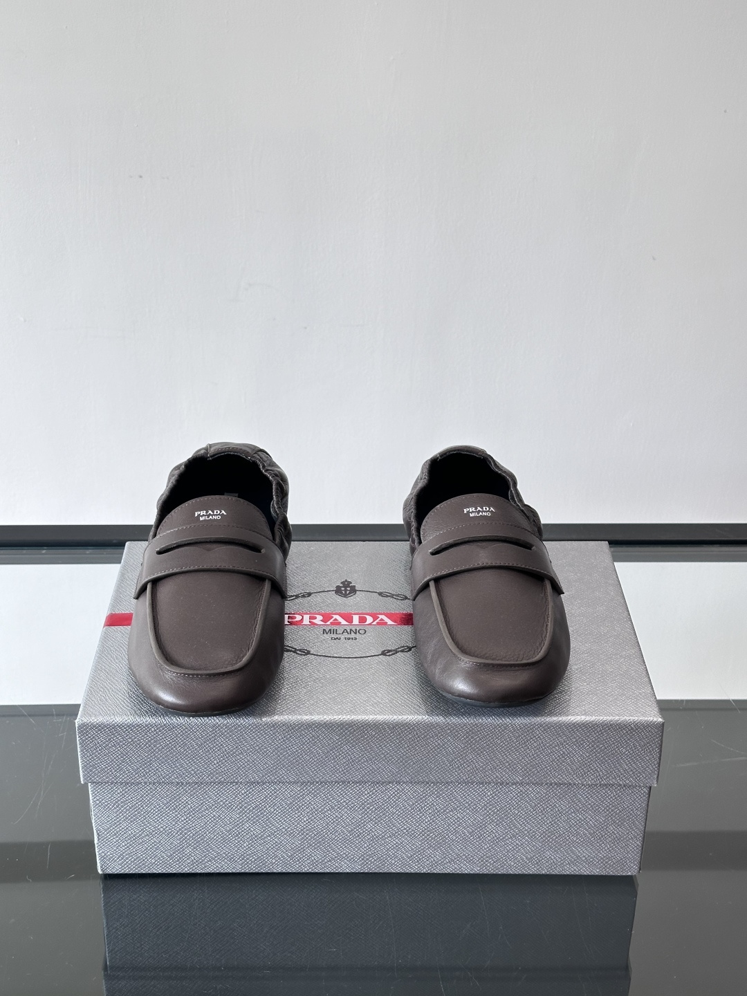 PRADA这款褶皱乐福鞋采用小牛皮，鞋面自然褶皱设计，简约又有艺术感。经典乐福鞋型+弹性鞋口，穿脱超方便