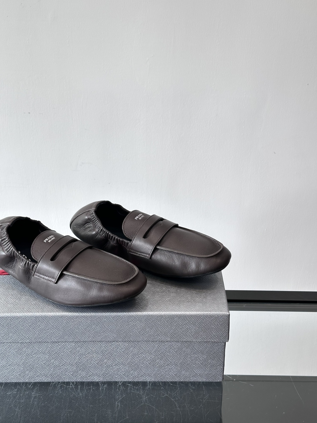 PRADA这款褶皱乐福鞋采用小牛皮，鞋面自然褶皱设计，简约又有艺术感。经典乐福鞋型+弹性鞋口，穿脱超方便