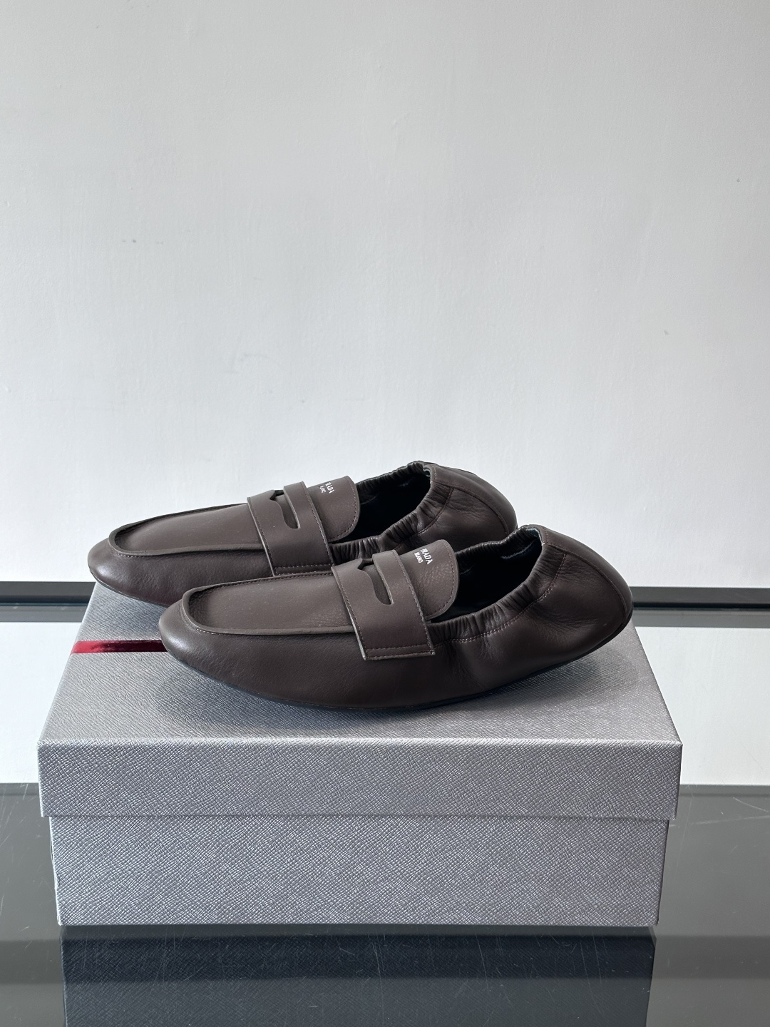 PRADA这款褶皱乐福鞋采用小牛皮，鞋面自然褶皱设计，简约又有艺术感。经典乐福鞋型+弹性鞋口，穿脱超方便