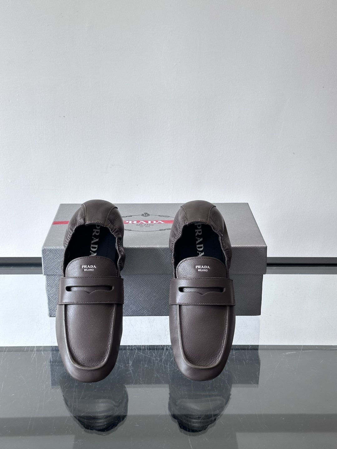 PRADA这款褶皱乐福鞋采用小牛皮，鞋面自然褶皱设计，简约又有艺术感。经典乐福鞋型+弹性鞋口，穿脱超方便