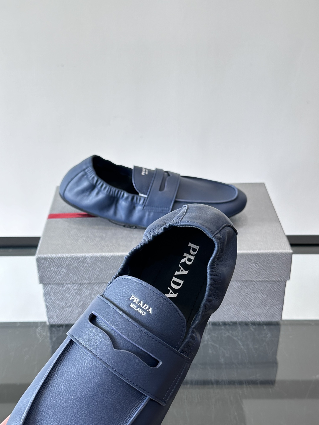 PRADA这款褶皱乐福鞋采用小牛皮，鞋面自然褶皱设计，简约又有艺术感。经典乐福鞋型+弹性鞋口，穿脱超方便