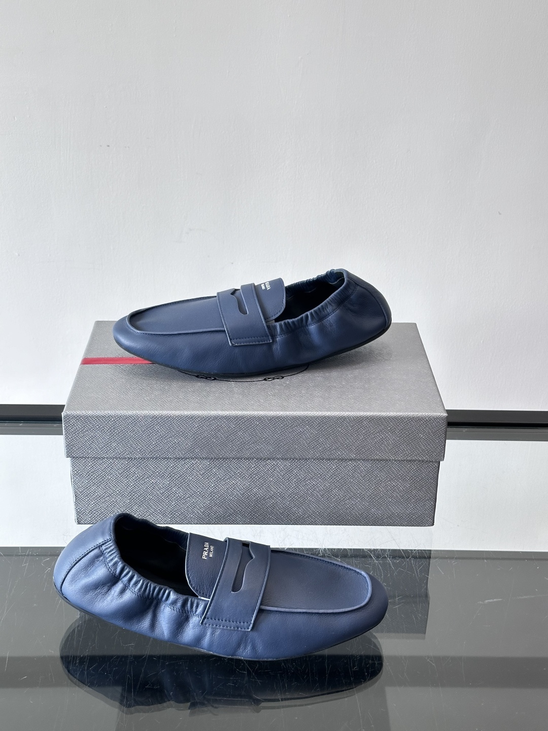 PRADA这款褶皱乐福鞋采用小牛皮，鞋面自然褶皱设计，简约又有艺术感。经典乐福鞋型+弹性鞋口，穿脱超方便