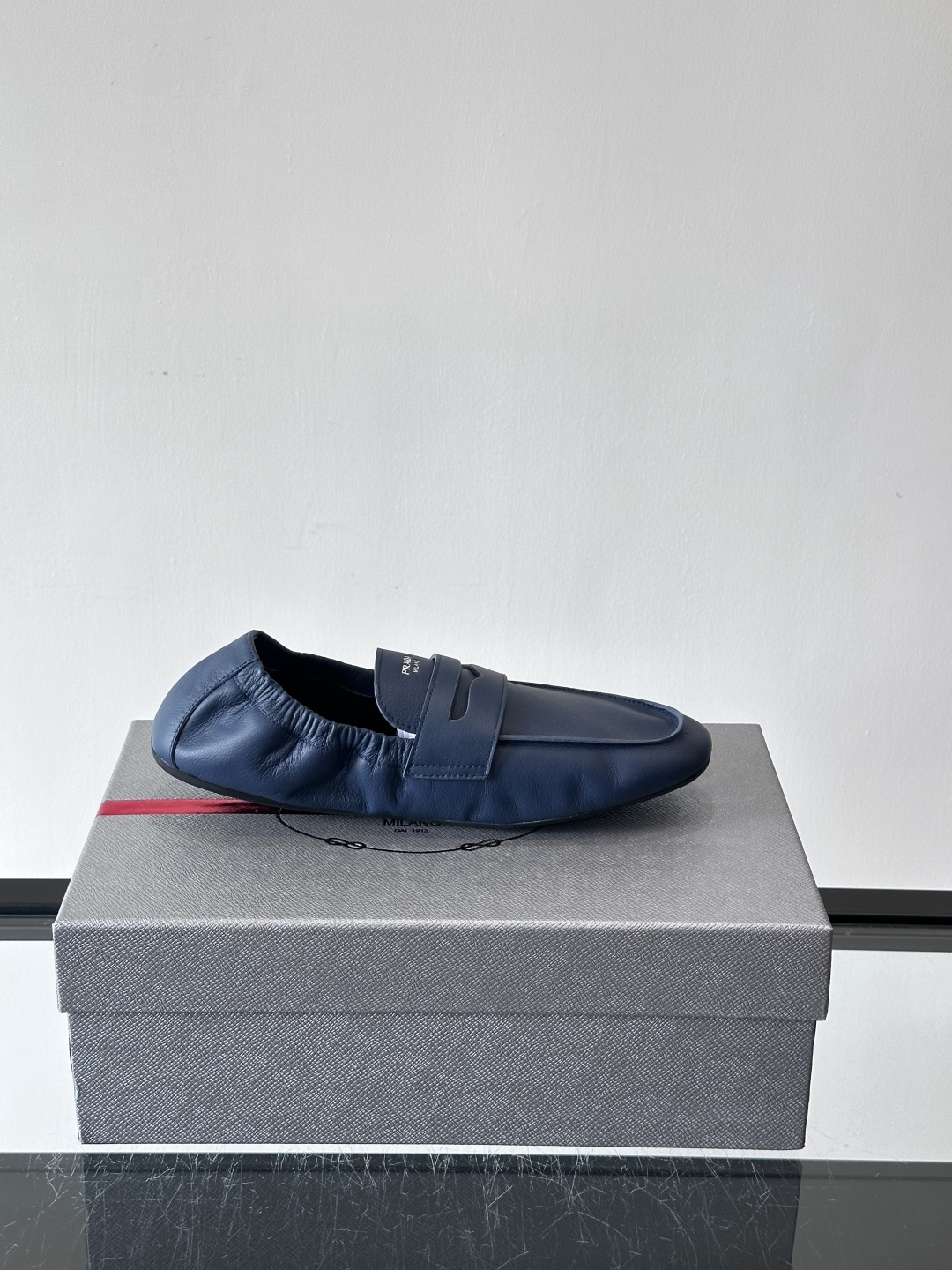 PRADA这款褶皱乐福鞋采用小牛皮，鞋面自然褶皱设计，简约又有艺术感。经典乐福鞋型+弹性鞋口，穿脱超方便