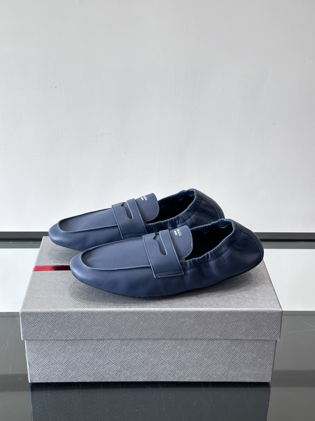 PRADA这款褶皱乐福鞋采用小牛皮，鞋面自然褶皱设计，简约又有艺术感。经典乐福鞋型+弹性鞋口，穿脱超方便