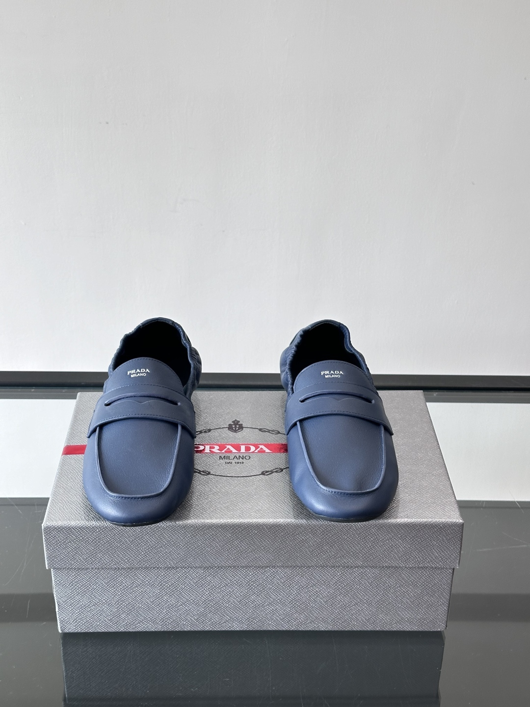 PRADA这款褶皱乐福鞋采用小牛皮，鞋面自然褶皱设计，简约又有艺术感。经典乐福鞋型+弹性鞋口，穿脱超方便