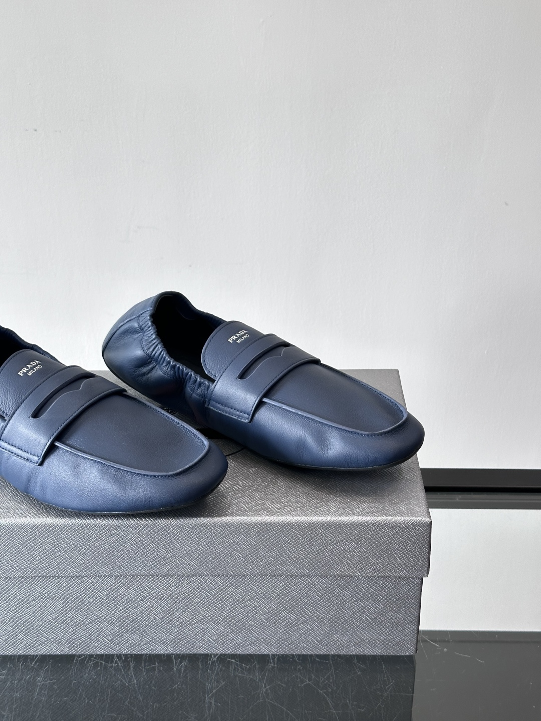 PRADA这款褶皱乐福鞋采用小牛皮，鞋面自然褶皱设计，简约又有艺术感。经典乐福鞋型+弹性鞋口，穿脱超方便