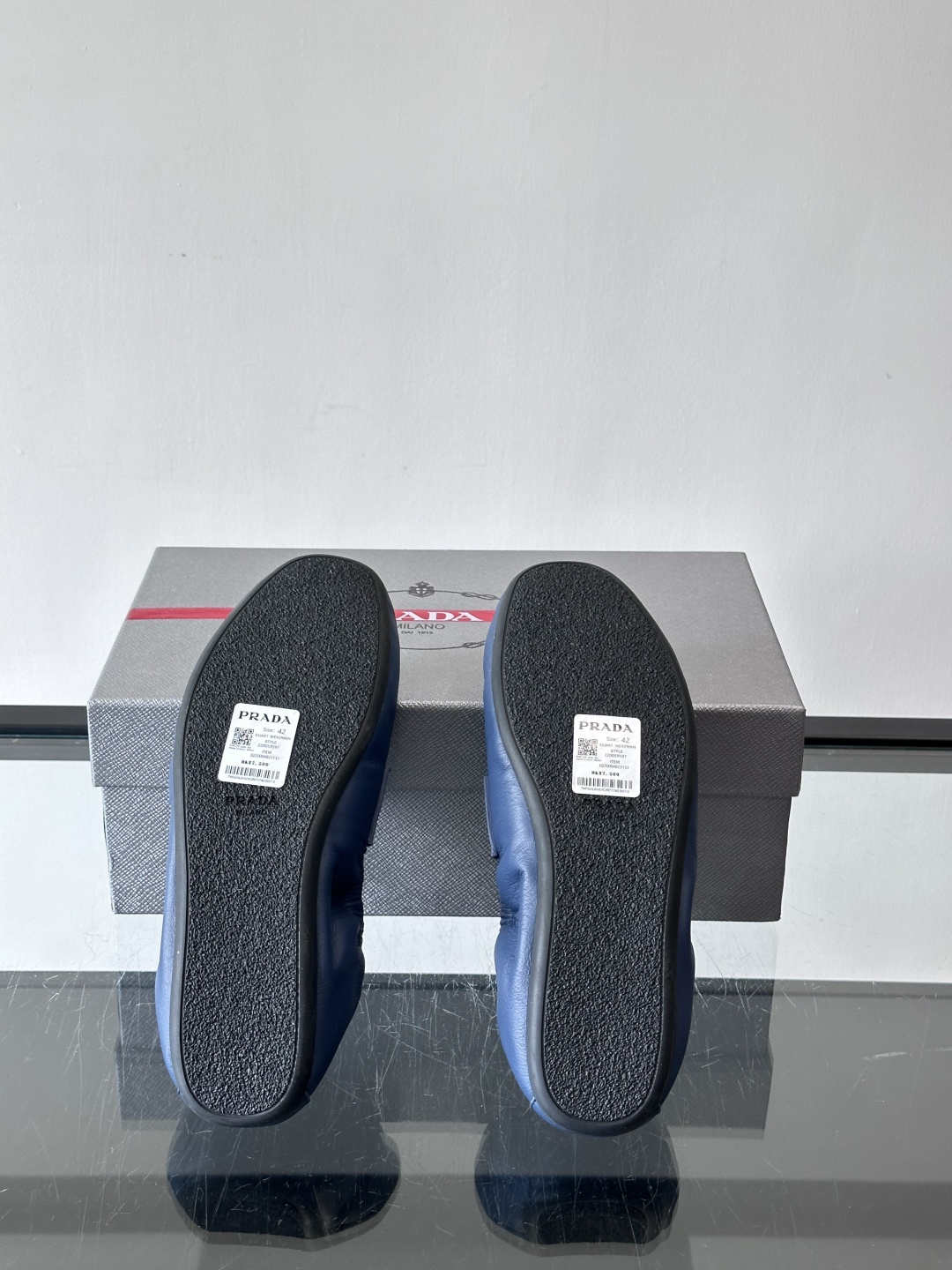 PRADA这款褶皱乐福鞋采用小牛皮，鞋面自然褶皱设计，简约又有艺术感。经典乐福鞋型+弹性鞋口，穿脱超方便