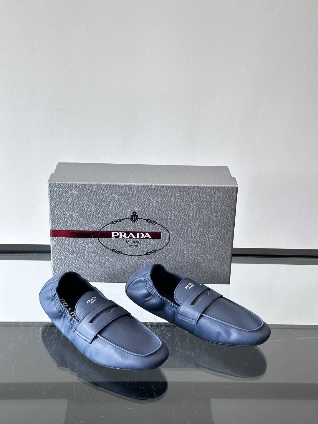 PRADA这款褶皱乐福鞋采用小牛皮，鞋面自然褶皱设计，简约又有艺术感。经典乐福鞋型+弹性鞋口，穿脱超方便