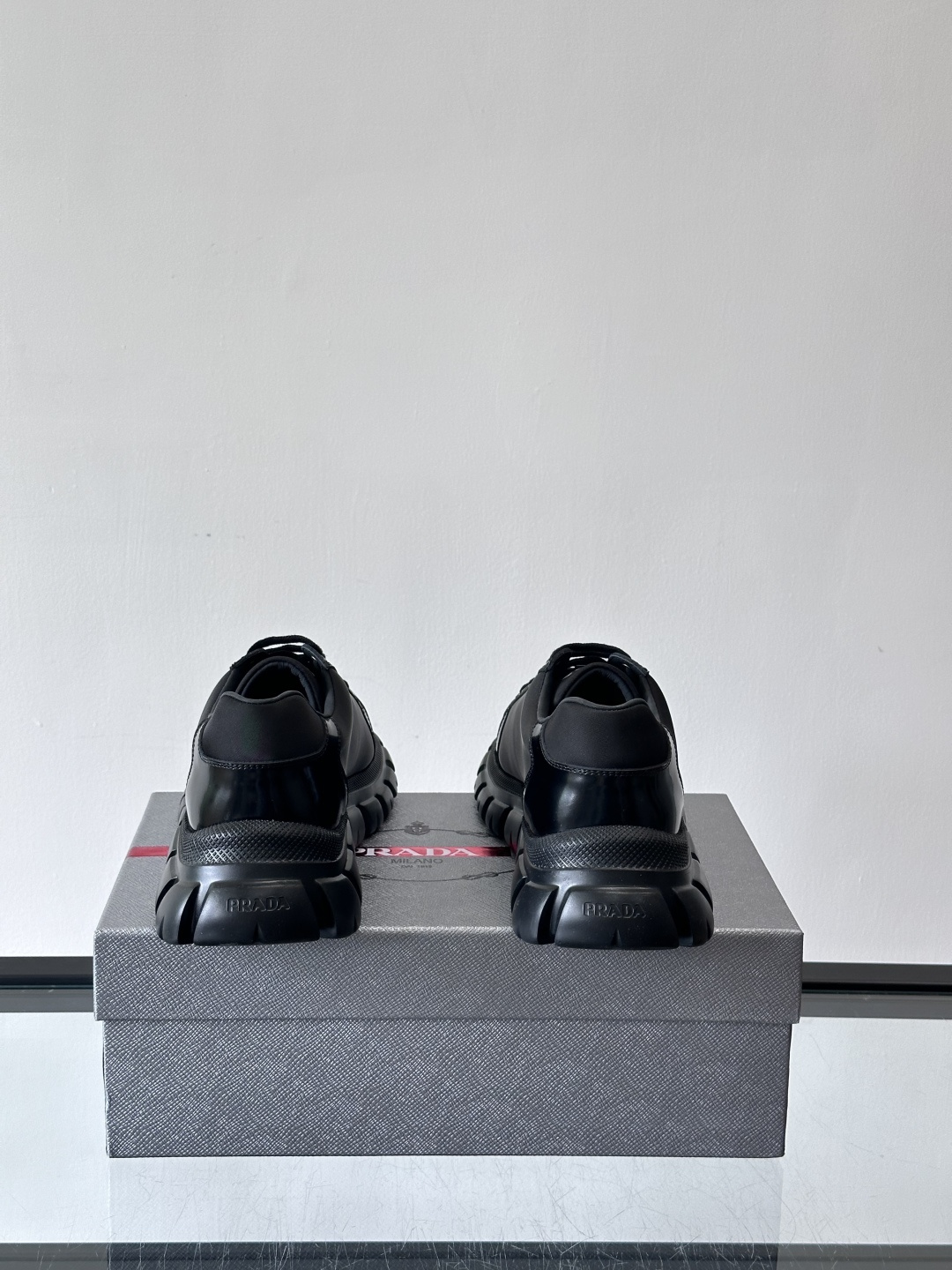 Prada三角标厚底运动鞋，选用纳帕小牛皮，鞋面柔软细腻，质感满分。侧面经典三角金属珐琅徽章+Logo鞋