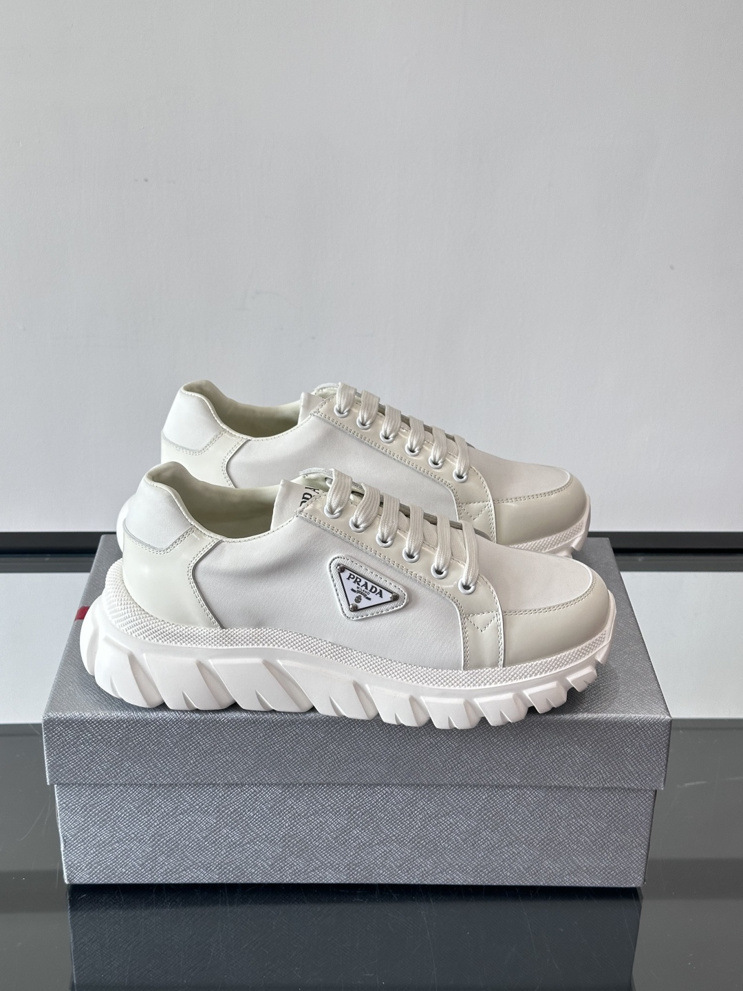 NO:605133,Prada triangular logo thick-soled sneakers are made of Nappa calfskin. The upper is soft and delicate, with perfect texture. The classic triangular metal enamel badge on the side + Logo tongue are highly recognizable!  The tire-pattern rubber thick sole is wear-resistant and comfortable, so you won’t feel tired when walking. The lace-up design is simple and elegant, and the interior is made of calf leather, giving you a better wearing experience. It can be easily worn for daily casual or trendy wear!  ,size38-44 (45 customized),,prada,sneakers,cowhide19860909Prada三角标厚底运动鞋,选用纳帕小牛皮,鞋面柔软细腻,质感满分.侧面经典三角金属珐琅徽章+Logo鞋舌,辨识度超高！轮胎纹橡胶厚底,耐磨又舒适,走路不累.系带设计简约大气,内里全小牛皮,穿着体验更赞.日常休闲或潮流穿搭都能轻松驾驭！ ,size38-44（45定做）,,prada,sneakers,cowhide,Men's shoes