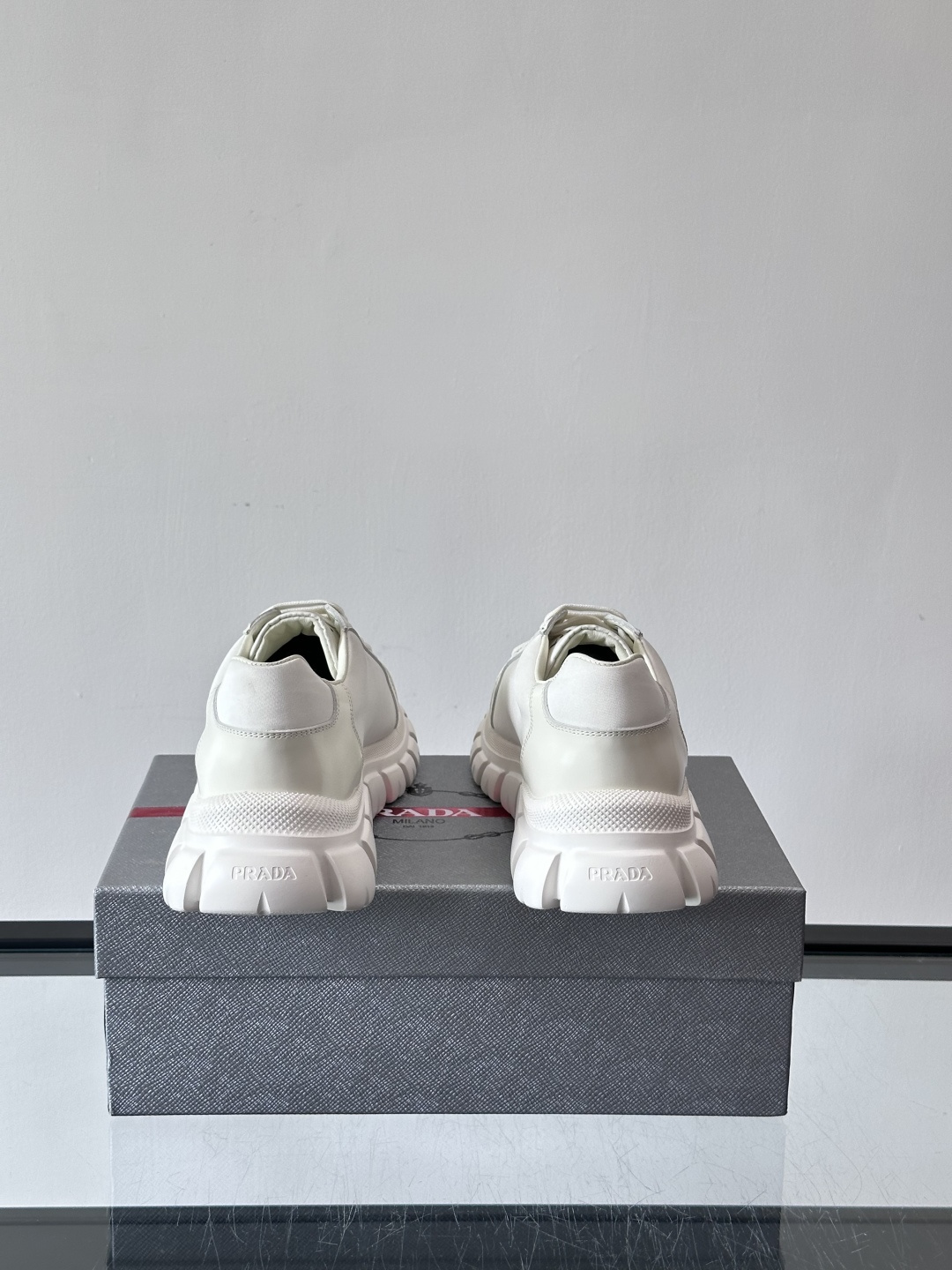 Prada三角标厚底运动鞋，选用纳帕小牛皮，鞋面柔软细腻，质感满分。侧面经典三角金属珐琅徽章+Logo鞋
