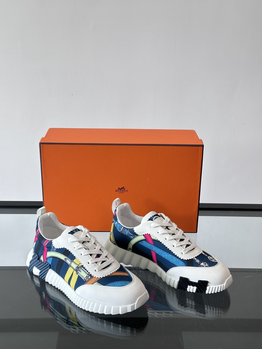 Hermes Olimpiades运动鞋弹力织物＋多彩印花，艺术感满满。鞋底几何纹理，抓地力和舒适度都很