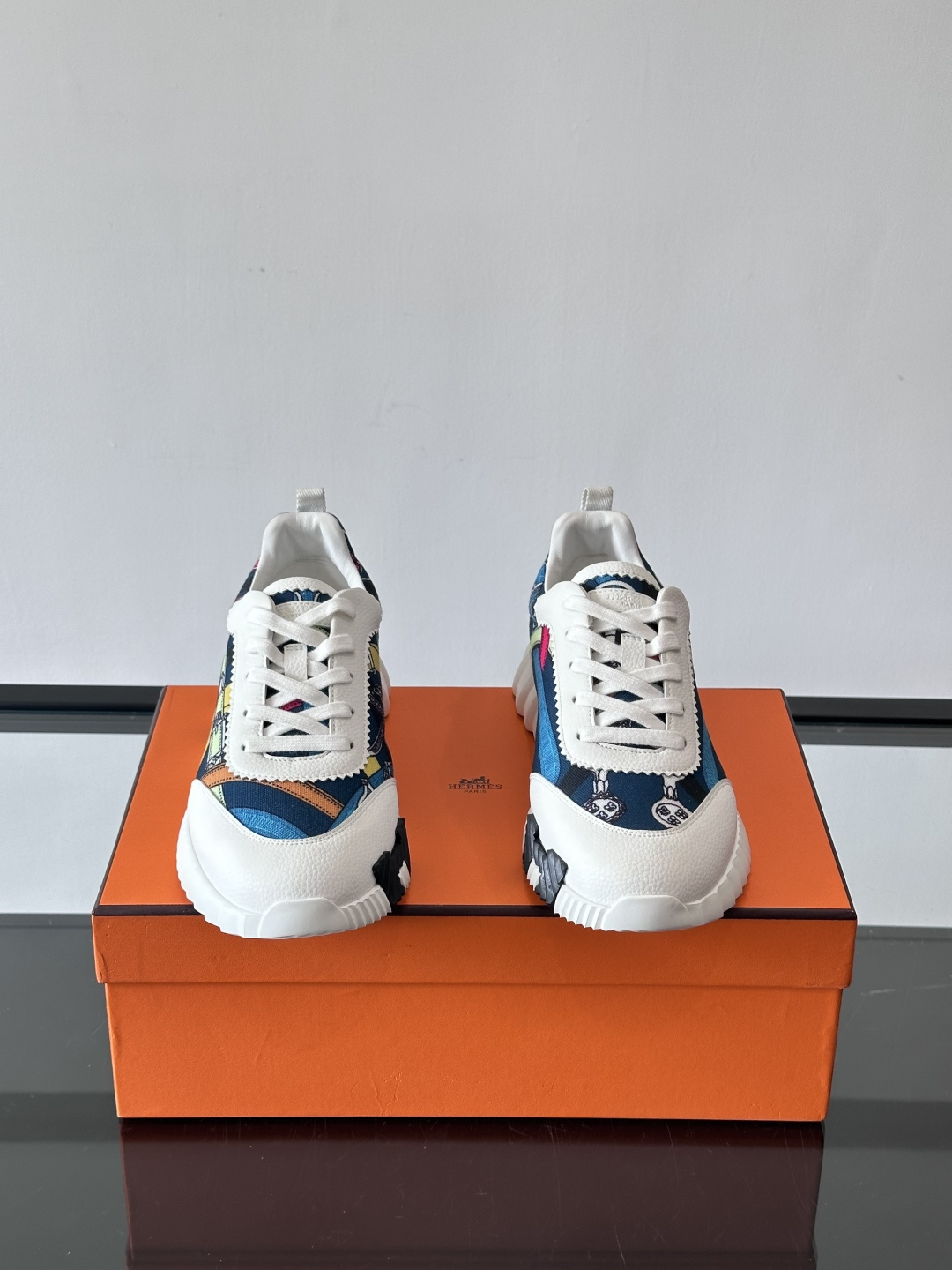 Hermes Olimpiades运动鞋弹力织物＋多彩印花，艺术感满满。鞋底几何纹理，抓地力和舒适度都很