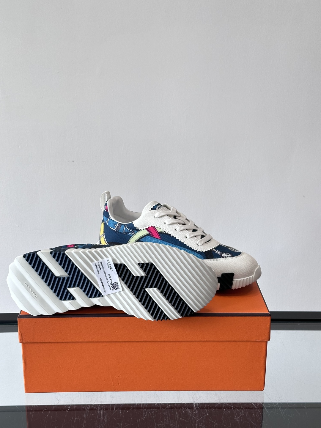 Hermes Olimpiades运动鞋弹力织物＋多彩印花，艺术感满满。鞋底几何纹理，抓地力和舒适度都很