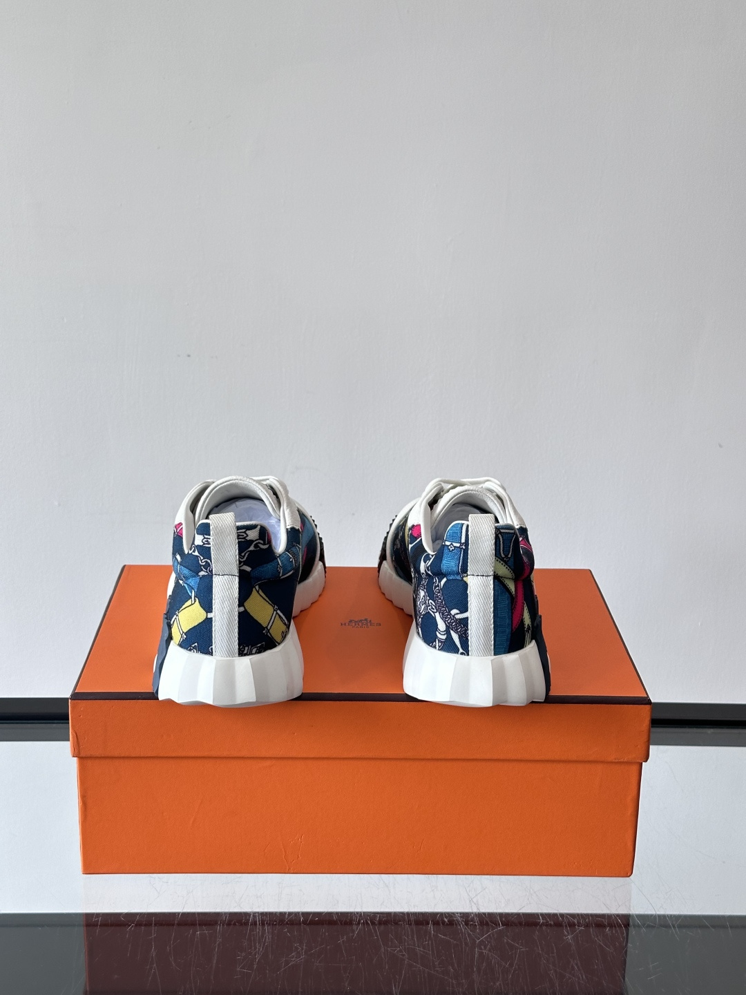 Hermes Olimpiades运动鞋弹力织物＋多彩印花，艺术感满满。鞋底几何纹理，抓地力和舒适度都很