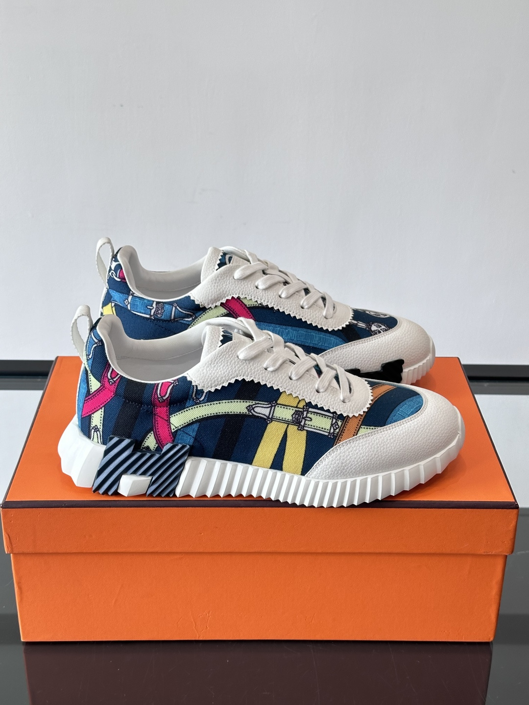 Hermes Olimpiades运动鞋弹力织物＋多彩印花，艺术感满满。鞋底几何纹理，抓地力和舒适度都很