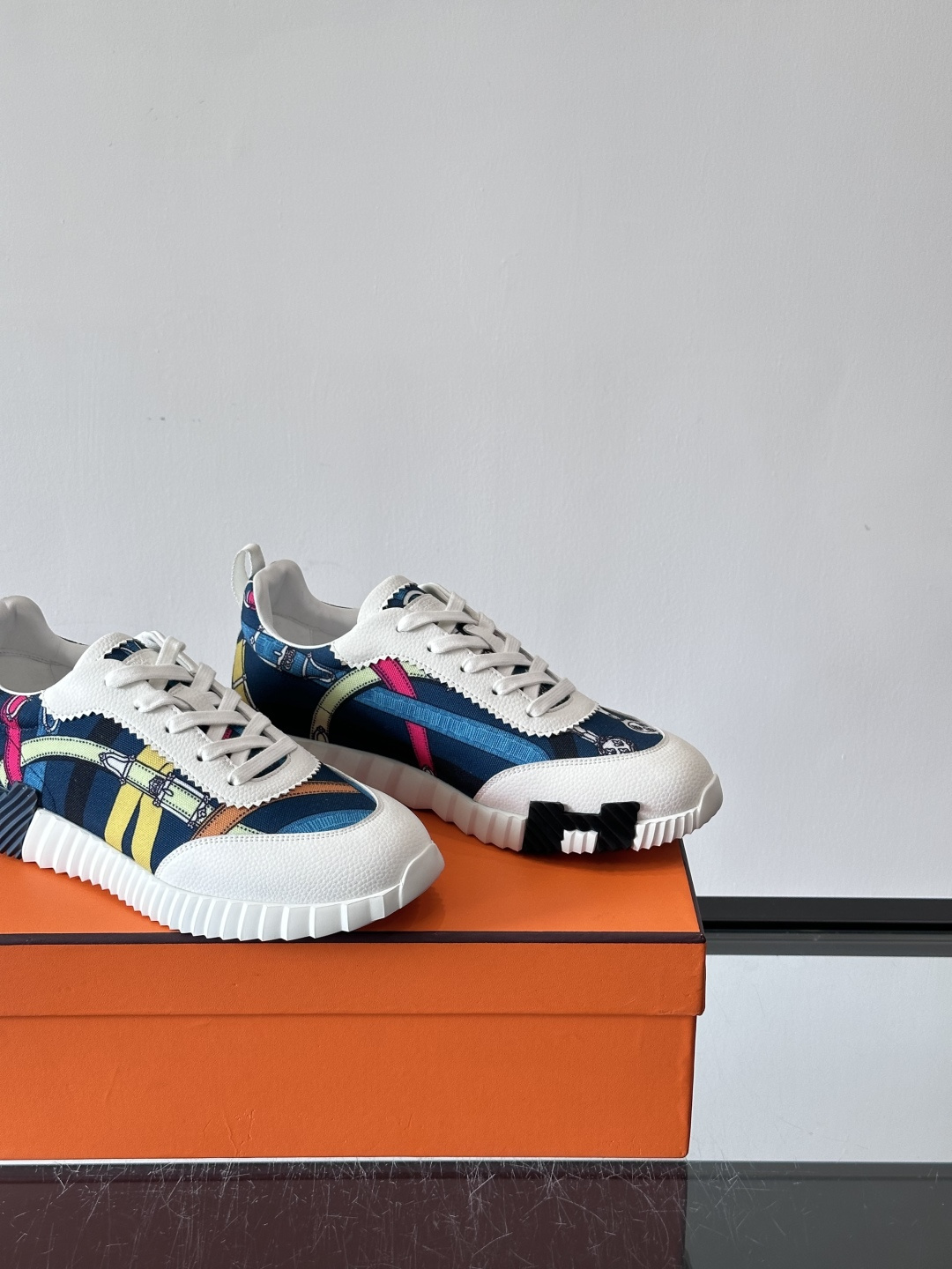 Hermes Olimpiades运动鞋弹力织物＋多彩印花，艺术感满满。鞋底几何纹理，抓地力和舒适度都很