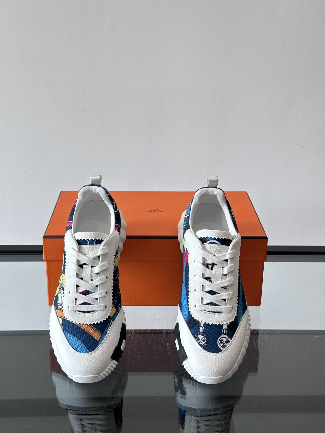 Hermes Olimpiades运动鞋弹力织物＋多彩印花，艺术感满满。鞋底几何纹理，抓地力和舒适度都很