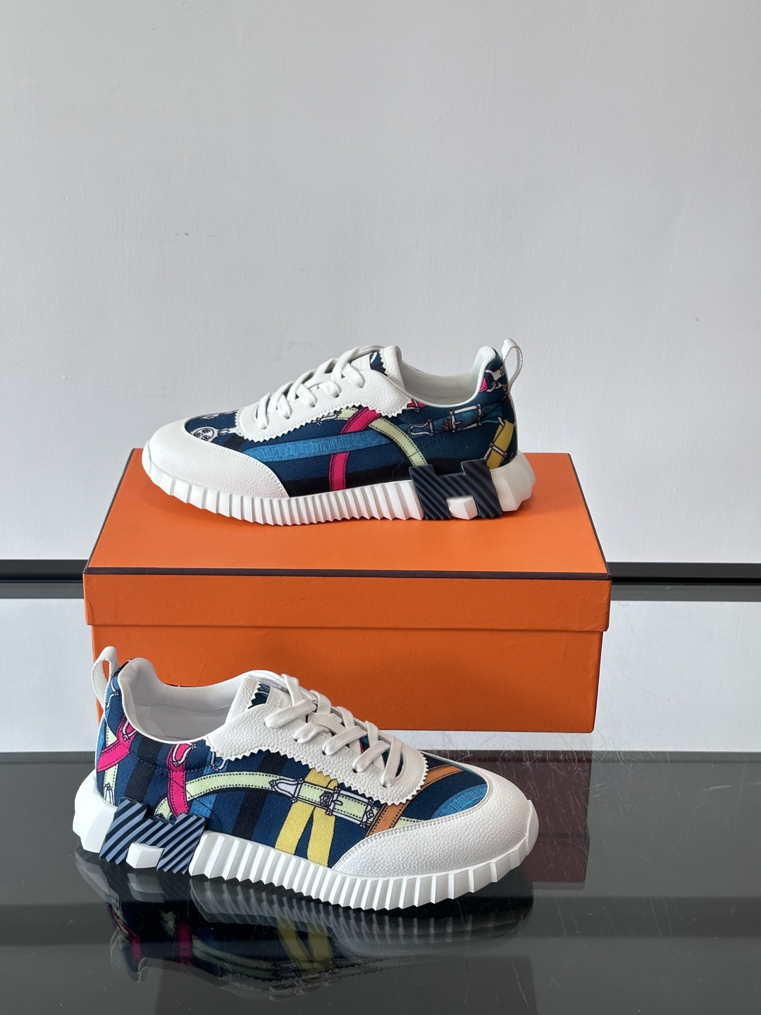 Hermes Olimpiades运动鞋弹力织物＋多彩印花，艺术感满满。鞋底几何纹理，抓地力和舒适度都很