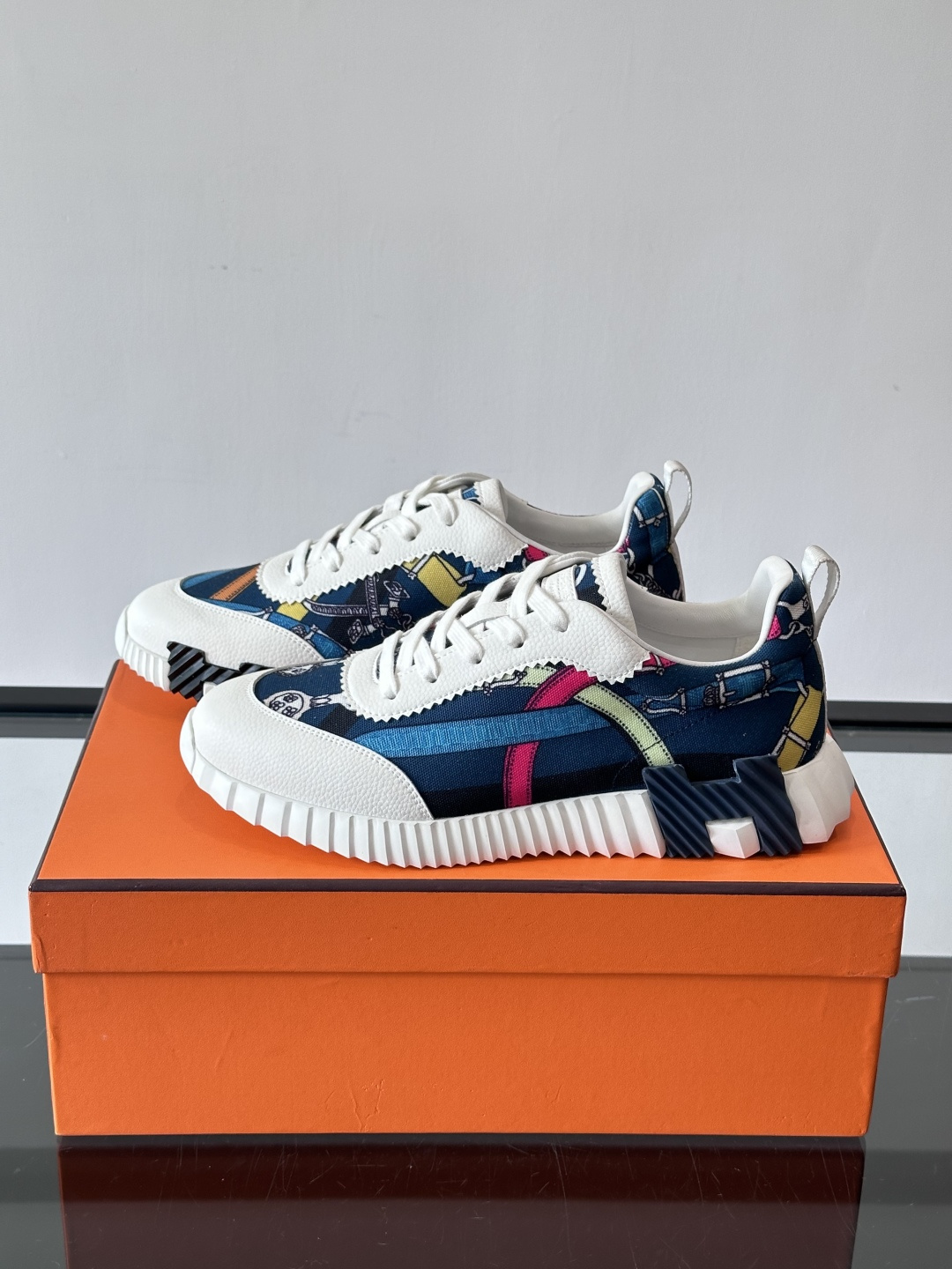 Hermes Olimpiades运动鞋弹力织物＋多彩印花，艺术感满满。鞋底几何纹理，抓地力和舒适度都很