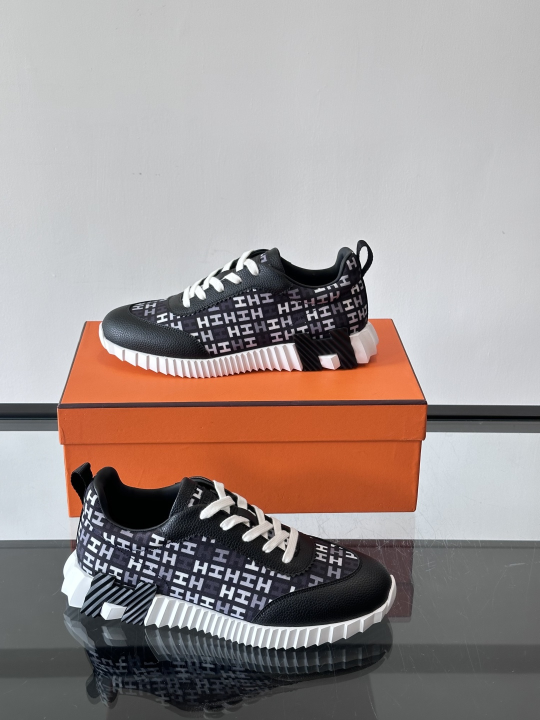 Hermes Olimpiades运动鞋弹力织物＋多彩印花，艺术感满满。鞋底几何纹理，抓地力和舒适度都很