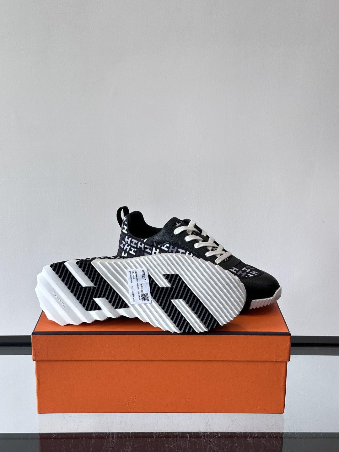 Hermes Olimpiades运动鞋弹力织物＋多彩印花，艺术感满满。鞋底几何纹理，抓地力和舒适度都很